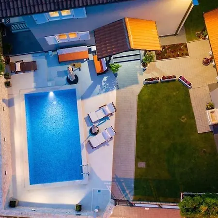 Melani With Heated Pool * Sinj
