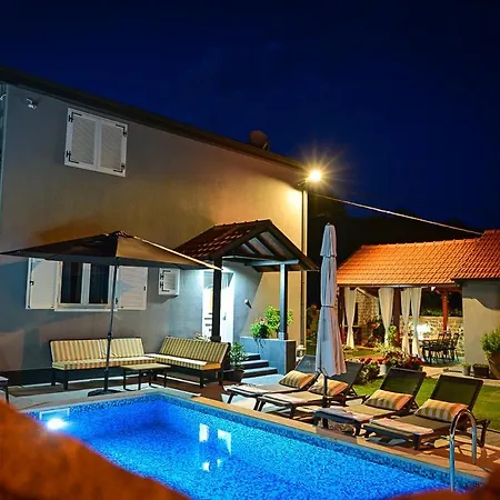 Villa Melani With Heated Pool