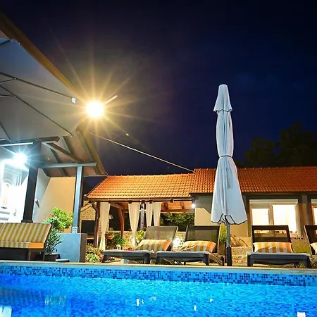 Melani With Heated Pool Villa