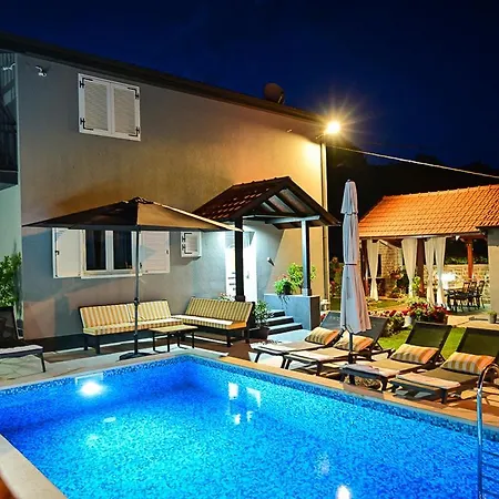 Melani With Heated Pool *