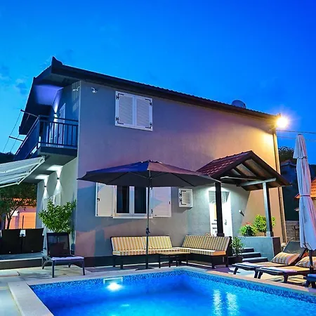 Melani With Heated Pool Villa