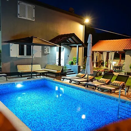 Villa Melani With Heated Pool