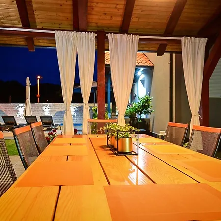 Villa Melani With Heated Pool *