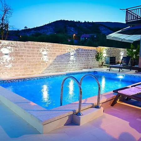 Villa Melani With Heated Pool Sinj